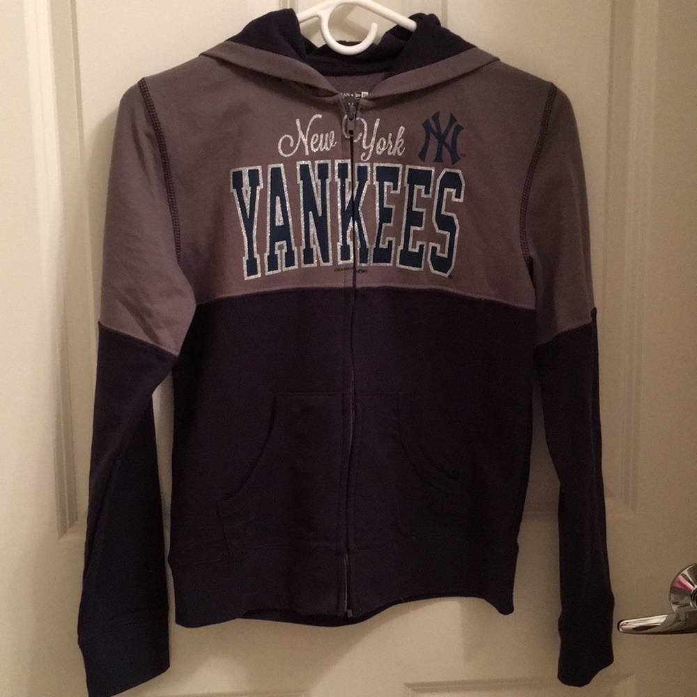 Kid’s Brand new Yankees sweatshirt w tags.
